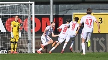 Köln ist nach dem Sieg über Paderborn wieder Tabellenführer. 