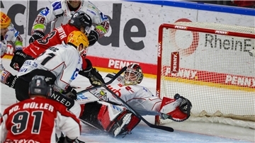 Köln trifft gegen die Pinguins aus Bremerhaven im Schlussdrittel dreifach.