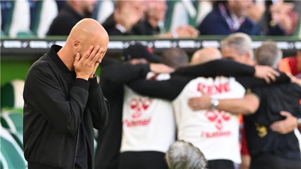 Rekordtor im XXL-Spiel: Der Kölner Wahnsinn in Wolfsburg Kölner Jubel, Wolfsburger Entsetzen: VfL-Trainer Paul Simonis nach dem späten 3:3.