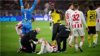 Kölns Timo Hübers wird auf dem Feld behandelt.