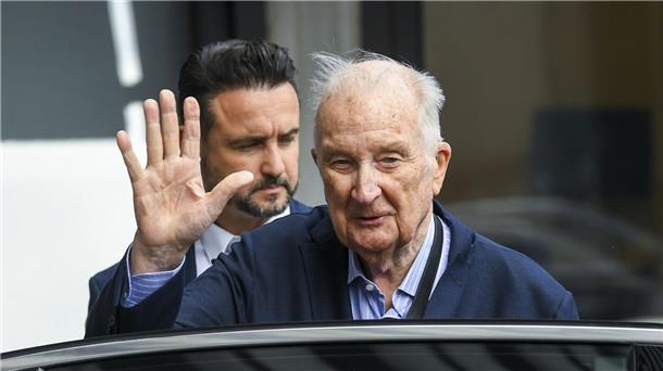 König Albert II. von Belgien winkt beim Verlassen des Krankenhauses in Brüssel.
