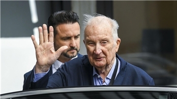 König Albert II. von Belgien winkt beim Verlassen des Krankenhauses in Brüssel.