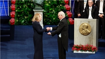 König Carl Gustaf von Schweden (r) übergibt Annie Ernaux den Literaturnobelpreis.