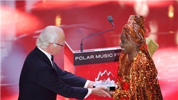 König Carl XVI. Gustaf überreicht Angélique Kidjo den Polar-Musikpreis.