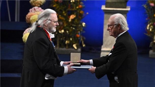 Norweger Jon Fosse mit Literaturnobelpreis ausgezeichnet König Carl XVI. Gustaf von Schweden überreicht den Preis an Jon Fosse.