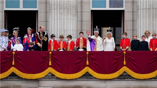 Tradition, Party und Protest: Charles und Camilla gekrönt König Charles III. (6.v.r) und Königin Camilla (5.v.r) zusammen mit Lady Louise Windsor (l-r), Sophie, Herzogin von Edinburgh, Prinzessin Charlotte, Kate, Prinzessin von Wales, Prinz Louis, William, Prinz von Wales und Prinz George auf dem Balkon des Buckingham Palastes in London.