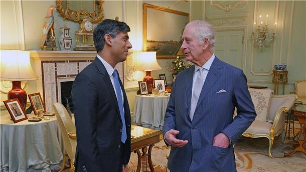 König Charles III.: Von Botschaften zu Tränen gerührt König Charles III. empfängt Premierminister Rishi Sunak (l) im Buckingham-Palast.