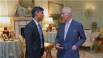 König Charles III. empfängt Premierminister Rishi Sunak (l) im Buckingham-Palast.