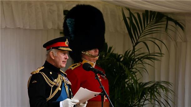 König Charles  III. (l) bei der Zeremonie in Windsor.