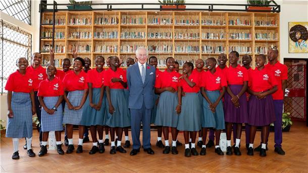 König Charles III. mit Schülern der Sekundarstufe bei seinem Besuchs in der Eastlands Library in Nairobi.