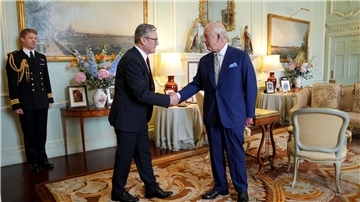 König Charles III. (rechts) begrüßt Sir Keir Starmer während einer Audienz im Buckingham Palace, zu der das Staatsoberhaupt den Labour-Vorsitzenden nach der Parlamentswahl einlud. 