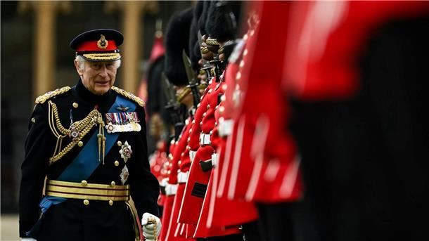 König Charles III. überreicht den Kompanien Nr. 9 und Nr. 12 der Irish Guards neue Fahnen.