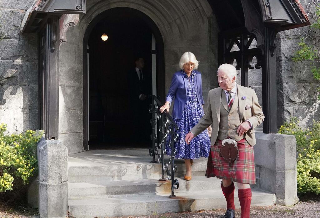 König Charles III. und Königin Camilla verlassen die Kirche Crathie Kirk in der Nähe von Balmoral.