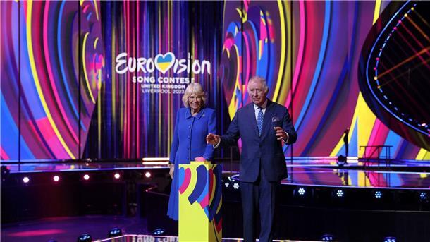 König Charles III. und Königsgemahlin Camilla auf der ESC-Bühne in Liverpool.