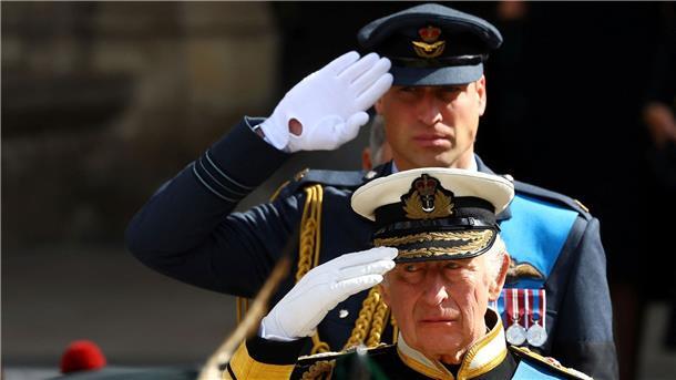 König Charles III. und sein Sohn William salutieren am Tag des Staatsbegräbnisses für die Queen.