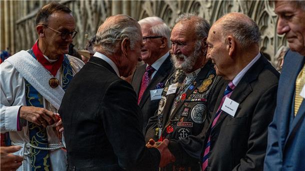 Kommen sie oder nicht? Harry, Meghan und die Krönung König Charles III. verteilt das Maundy Money während des königlichen Gründonnerstagsgottesdienst in York.