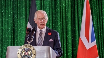 König Charles III. von Großbritannien hält seine Rede während des Staatsbanketts im State House in Nairobi.