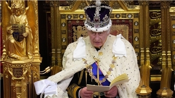 König Charles III. von Großbritannien spricht während der Eröffnung des Parlaments im House of Lords im Westminsterpalast.
