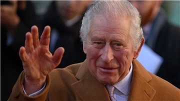 König Charles III. während eines Besuchs in Luton.