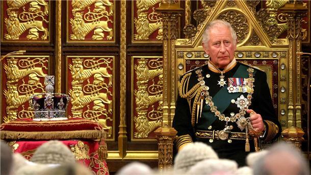 König Charles will seine Krönung schrumpfen König Charles III. will angeblich einen deutlich kleineren Rahmen für seine Krönung als noch für seine Mutter vor 70 Jahren.