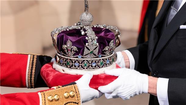 König Charles will seine Krönung schrumpfen König Charles III. will angeblich einen deutlich kleineren Rahmen für seine Krönung als noch für seine Mutter vor 70 Jahren.