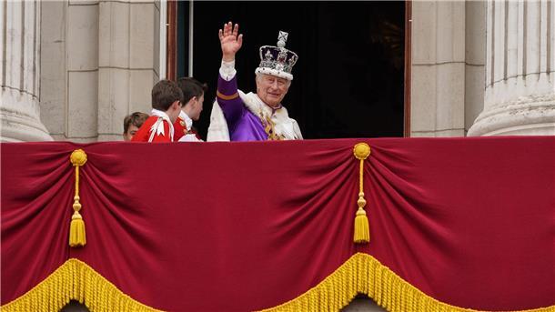 König Charles III. winkt nach der Krönungszeremonie vom Balkon des Buckingham-Palastes.