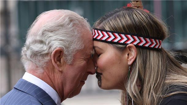 König Charles III. wird in London mit dem „Hongi“ begrüßt, einem traditionellen Maori-Gruß.
