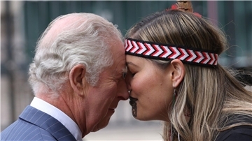 König Charles III. wird in London mit dem „Hongi“ begrüßt, einem traditionellen Maori-Gruß.