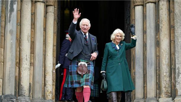 König Charles im Schottenrock und Königsgemahlin Camilla in Schottland.