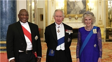 König Charles und Camilla mit dem südafrikanischen Präsidenten Cyril Ramaphosa im Buckingham Palace.