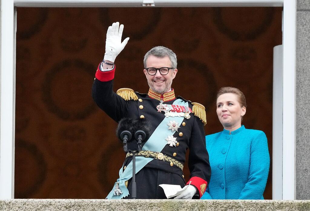 Königlicher Kuss: Frederik X. neuer König von Dänemark König Frederik X. von Dänemark winkt vom Balkon des Schlosses Christiansborg, während die dänische Ministerpräsidentin Mette Frederiksen zusieht.