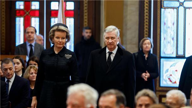 König Philippe (M) von Belgien und Königin Mathilde nehmen an der Trauerfeier teil.