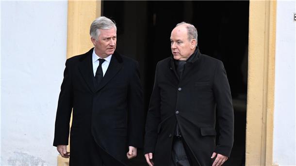 König Philippe von Belgien und Fürst Albert II. von Monaco (r) auf der Trauerfeier von Max Markgraf von Baden.
