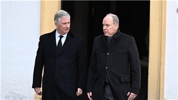 König Philippe von Belgien und Fürst Albert II. von Monaco (r) auf der Trauerfeier von Max Markgraf von Baden.
