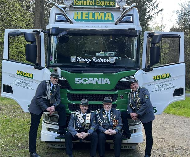 König Rainer (2. von links), ein ausgewiesener Truck Stop Fan, samt Begleitern vor dem „Kartoffel-Express“.