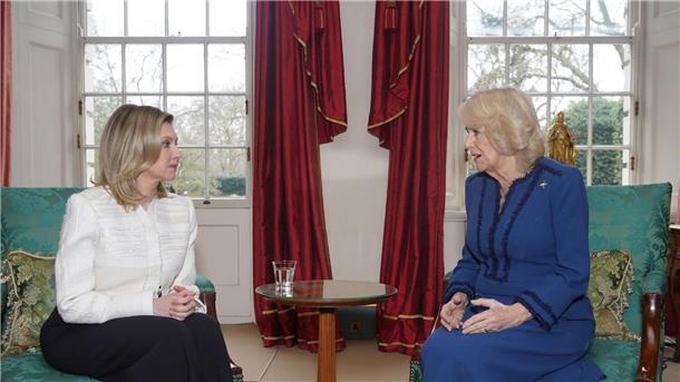 Königin Camilla (r) im Gespräch mit Olena Selenska.