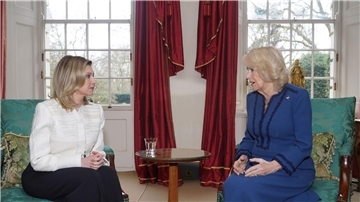 Königin Camilla (r) im Gespräch mit Olena Selenska.