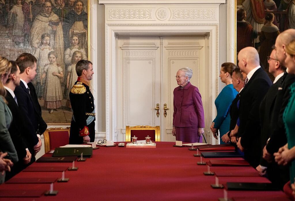 Königlicher Kuss: Frederik X. neuer König von Dänemark Königin Margrethe II. von Dänemark überlässt ihrem Sohn, dem dänischen König Frederik X., den Platz am Kopf des Tisches.