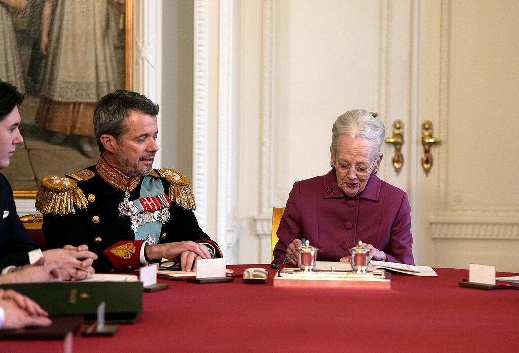 Königlicher Kuss: Frederik X. neuer König von Dänemark Königin Margrethe II. von Dänemark unterzeichnet im Staatsrat von Schloss Christiansborg die Abdankungserklärung.
