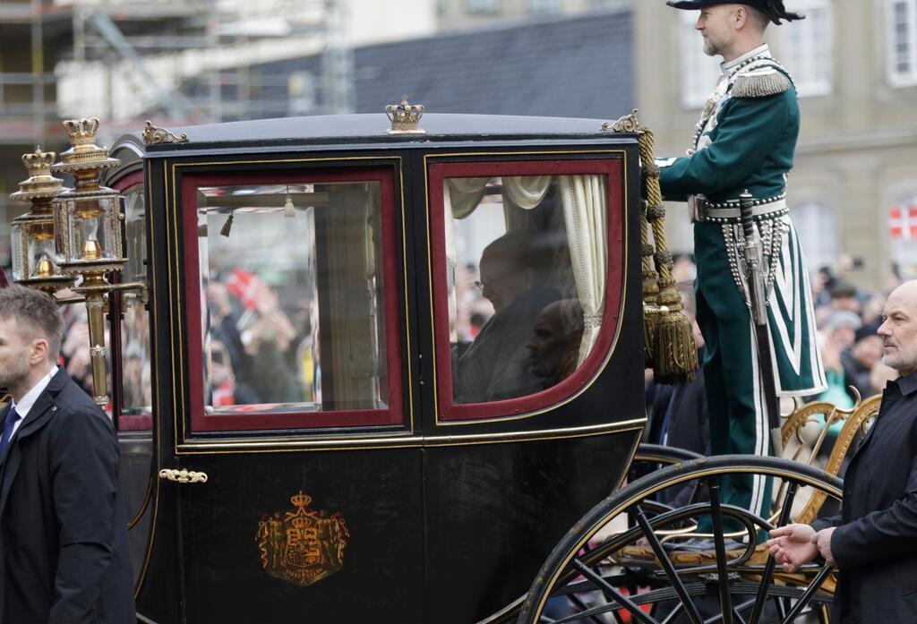 Königlicher Kuss: Frederik X. neuer König von Dänemark Königin Margrethe II. von Dänemark wird in einer goldenen Kutsche vom Schloss Amalienborg zum Schloss Christiansborg eskortiert.