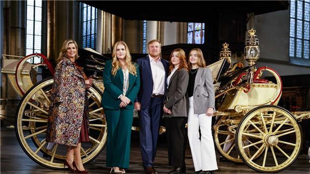 Oranje-Prinzessin wieder in der Öffentlichkeit Königin Maxima (l-r), Kronprinzessin Amalia, König Willem-Alexander, Prinzessin Alexia und Prinzessin Ariane in der Nieuwe Kerk.
