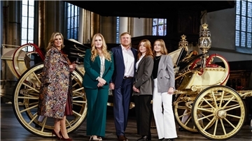 Königin Maxima (l-r), Kronprinzessin Amalia, König Willem-Alexander, Prinzessin Alexia und Prinzessin Ariane  in der Nieuwe Kerk.