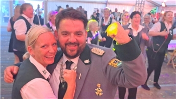 Königin Silje Sallai-Gerdts und König Jonas Rademacher sind die neuen Majestäten beim 175. Jubiläum des Schützvereins Beverstedt.