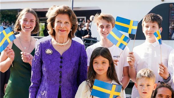 Königin Silvia von Schweden schippert über den Neckar Königin Silvia von Schweden (2.v.l.) steht vor einem Schiff der Weißen Flotte bei einer Benefizveranstaltung.