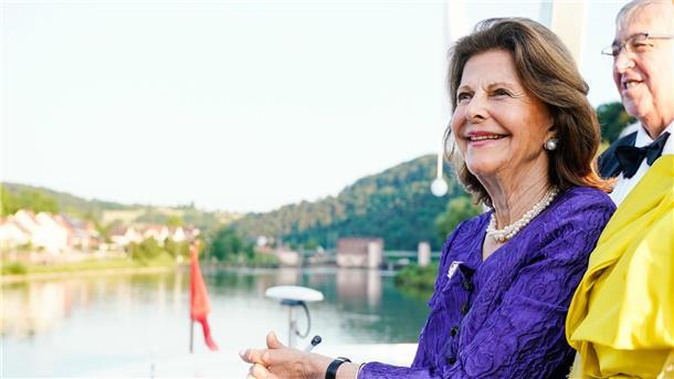Königin Silvia von Schweden auf einem Boot auf dem Neckar vor Heidelberg.