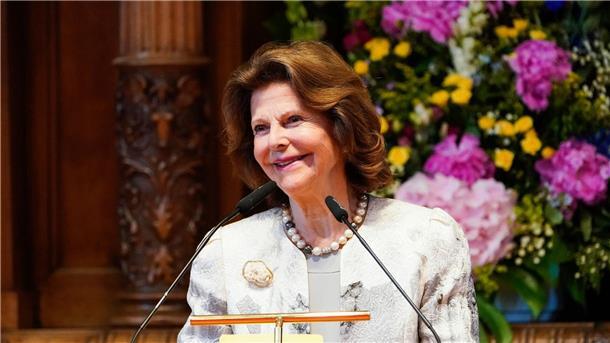 Königin Silvia von Schweden spricht im Rathaus in Heidelberg.