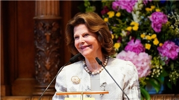 Königin Silvia von Schweden spricht im Rathaus in Heidelberg.