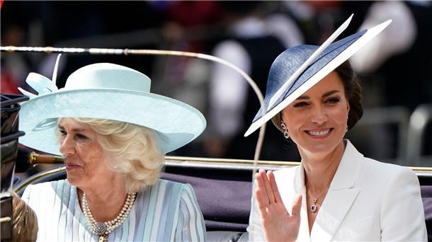Camilla und Kate werden Offizierinnen von Garderegimentern Königsgehmahlin Camilla und Prinzessin Kate fahren in einer Kutsche.