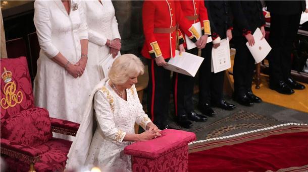 Camilla zur britischen Königin gekrönt Königsgemahlin Camilla kniet während der Krönungszeremonie in der Westminster Abbey.