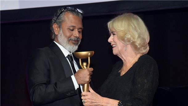 Königsgemahlin Camilla überreicht dem Gewinner Shehan Karunatilaka die Booker-Trophäe für „Die sieben Monde von Maali Almeida“.